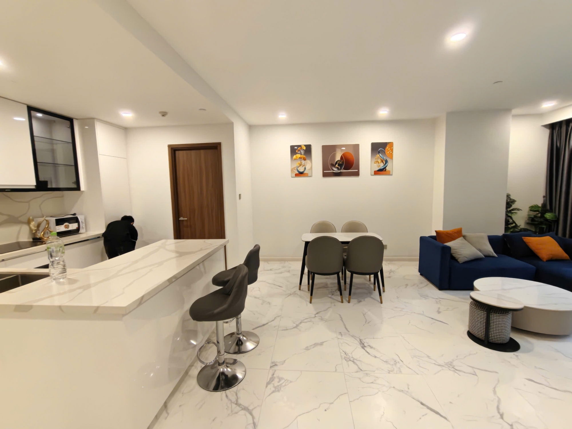 Cho thuê căn hộ 2 phòng ngủ đầy đủ nội thất hiện đại tại The Metropole Galleria.