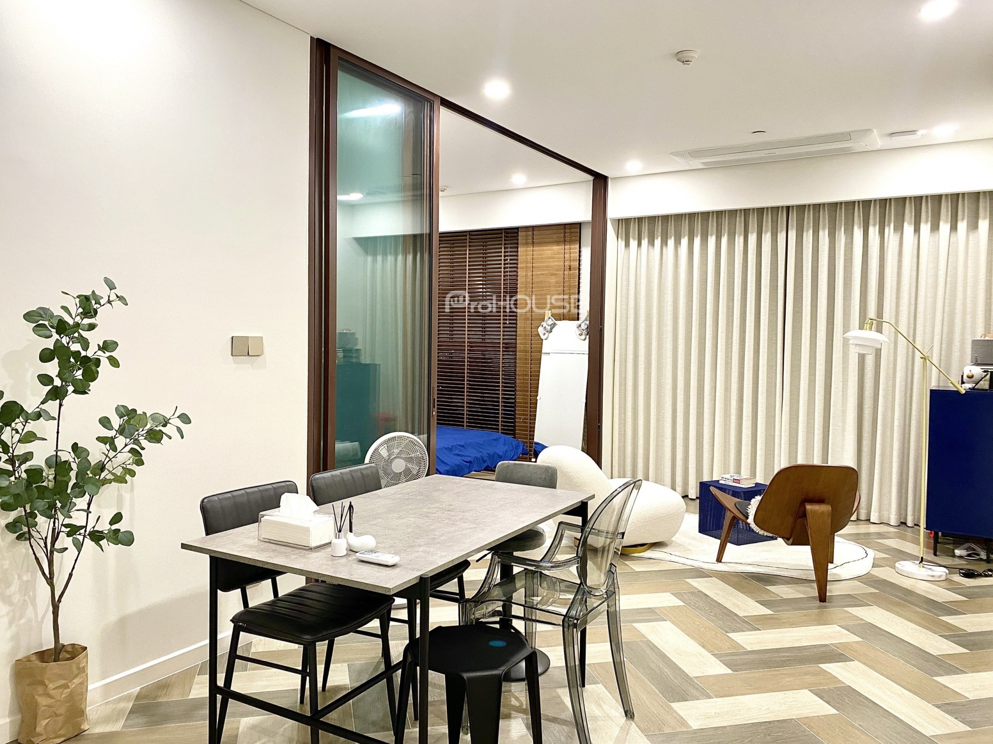 Cho thuê căn hộ cao cấp 1 phòng ngủ ở Metropole Thủ Thiêm với đầy đủ nội thất