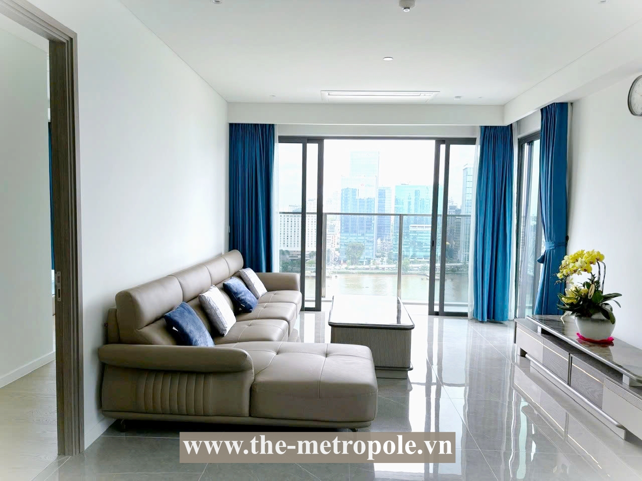 Căn nộ 3PN The Opera Residences lầu cao cho thuê giá rẻ - nội thất đơn giản